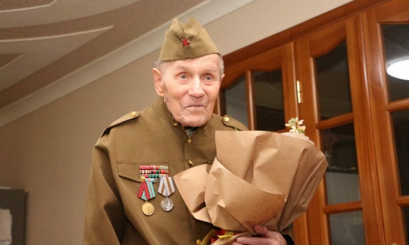Кондратьев поздравил со 102-летием ветерана из Красноармейского района