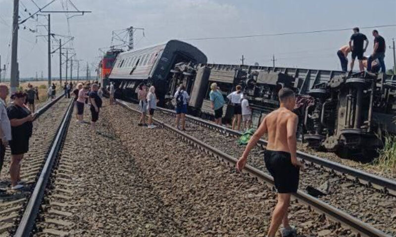 В Волгоградской области сошли с рельсов 8 вагонов поезда, направлявшегося в Сочи