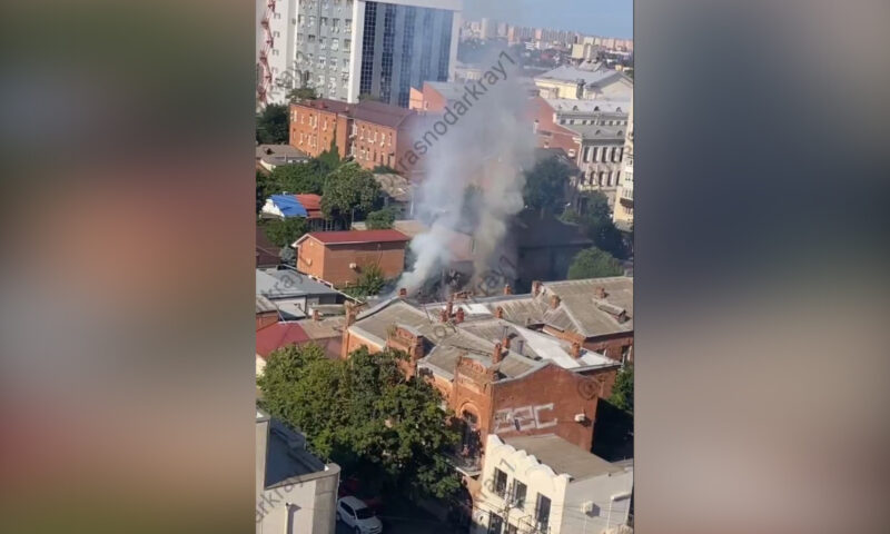 Крыша частного дома загорелась в центре Краснодара