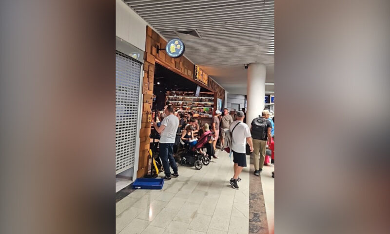 Кровля в аэропорту Сочи не выдержала сильных дождей и протекла