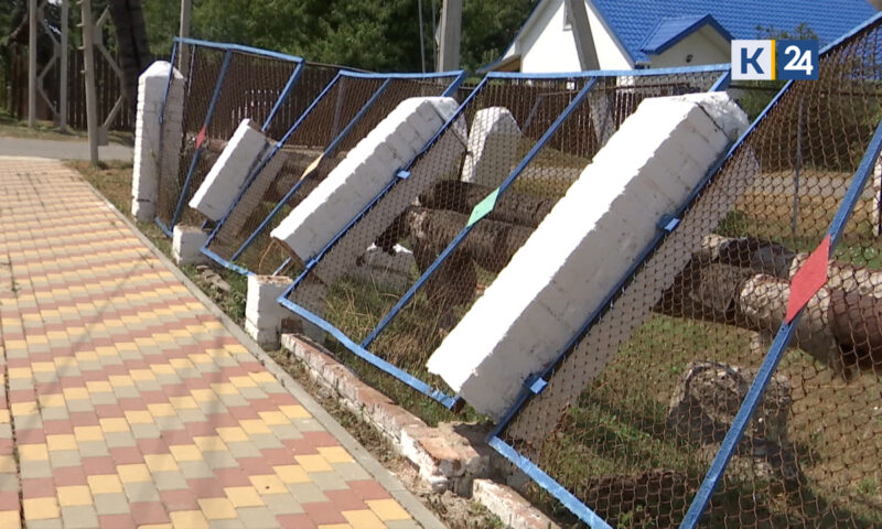 Школьник ночью сломал 100-метровый забор детского сада в Тихорецком районе