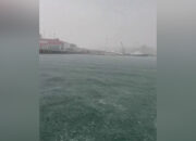 Рыжий из «Иванушек» вышел на яхте в шторм, чтобы поймать смерч в Сочи