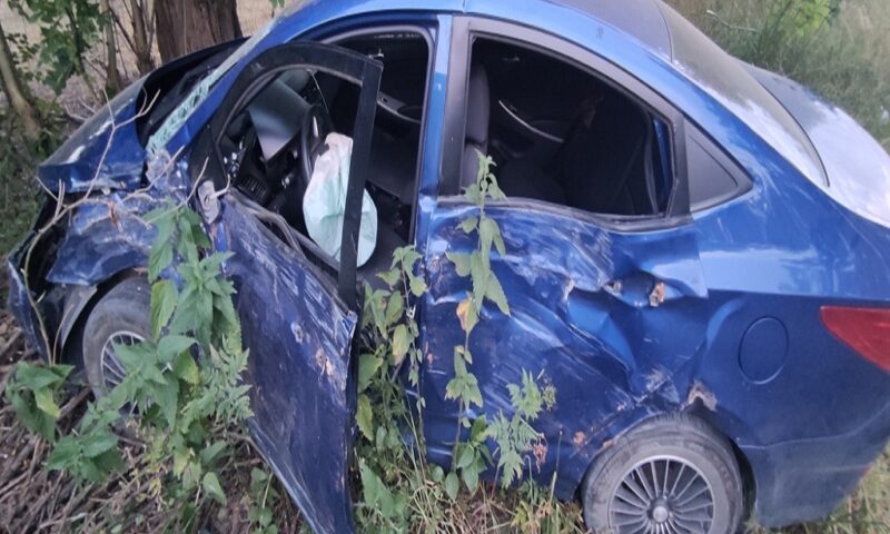 Двое подростков катались на машине и врезались в дерево в Отрадненском районе