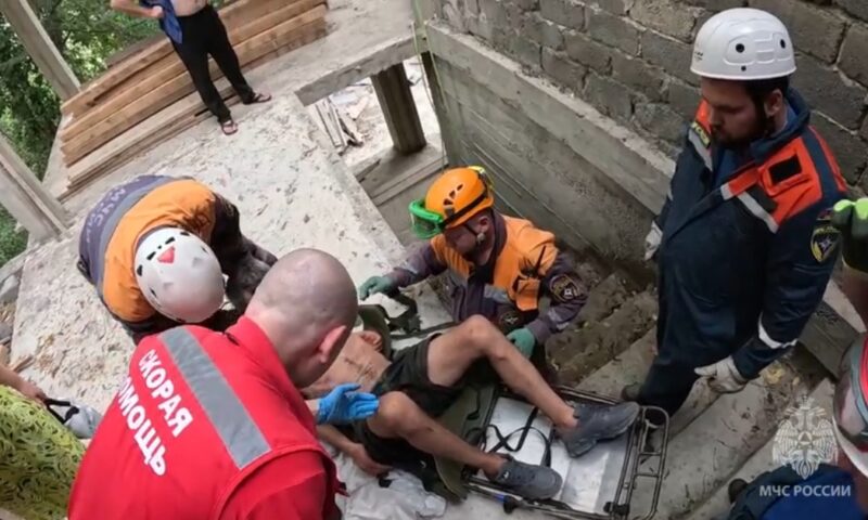 В Сочи спасатели эвакуировали мужчину, упавшего с лестницы в недостроенном доме