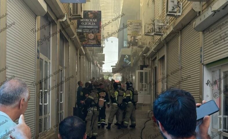 Порядка 10 человек эвакуировали с горящего Вишняковского рынка в Краснодаре