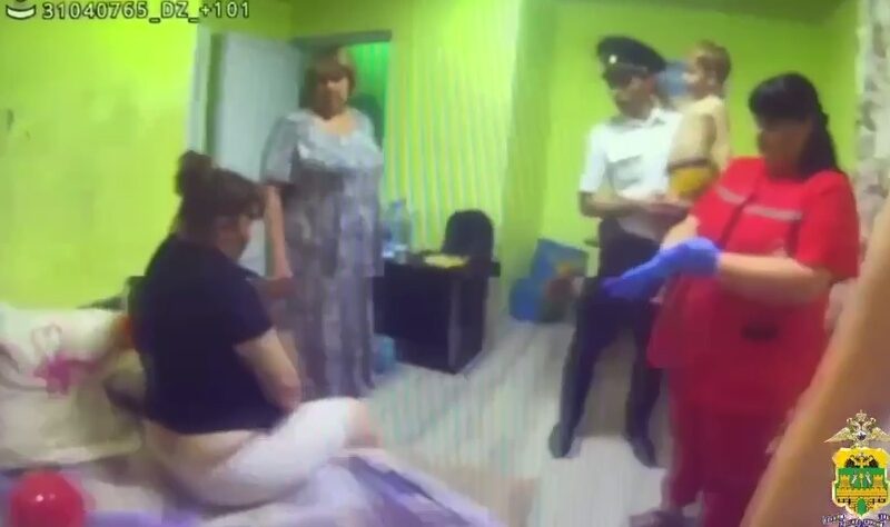 В Новороссийске 3-летний ребенок чуть не выпал из окна, пока его мать спала