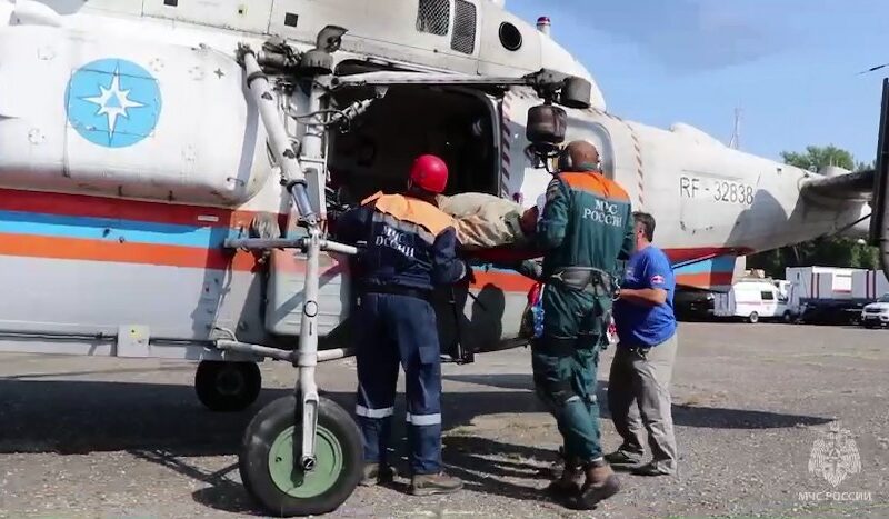 Спасатели на вертолете эвакуировали пенсионера с травмами с горы Большой Тхач