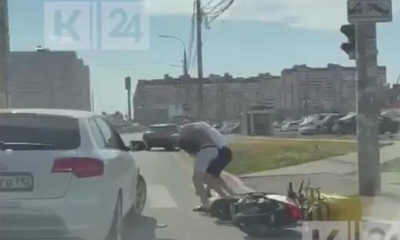 Водитель иномарки и курьер на мотоцикле устроили драку на дороге в Краснодаре