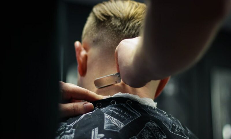 Почему мужчине обязательно ходить в цивильную парикмахерскую…