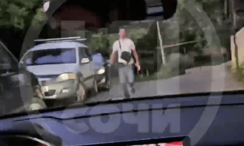 Неадекватный мужчина бросался с ножом на автомобиль в Сочи