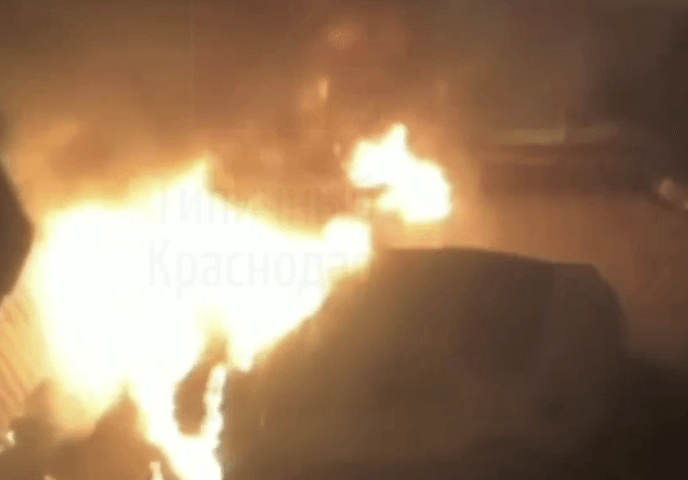От загоревшейся мусорки вспыхнули три машины в Молодежном микрорайоне Краснодара