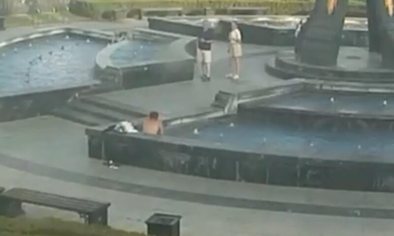 Пошла жара: полностью голый мужчина искупался в фонтане в центре Краснодара