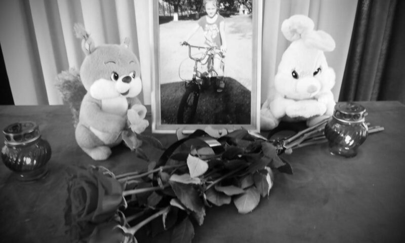 В Приморско-Ахтарске появился стихийный мемориал в память о погибшей девочке
