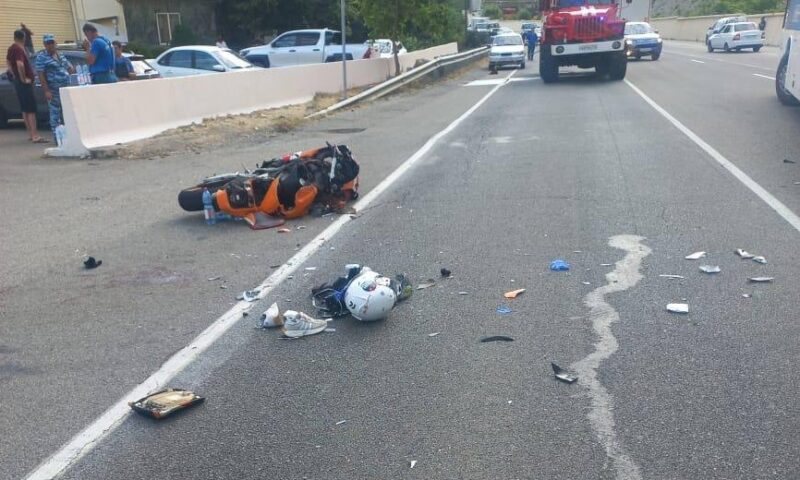 Влетевший в автобус под Джубгой мотоциклист умер в больнице