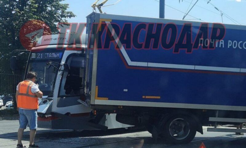 Трамвай с пассажирами и грузовик «Почты России» столкнулись в Краснодаре