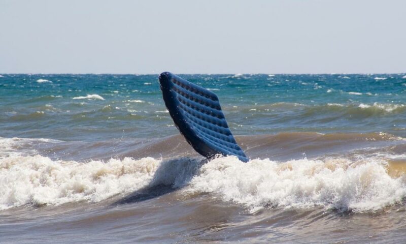 Купаться в море с надувными матрасами запретили 11 июля в Анапе