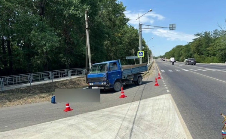 Водитель грузовика насмерть сбил девушку на пешеходном переходе в Краснодаре