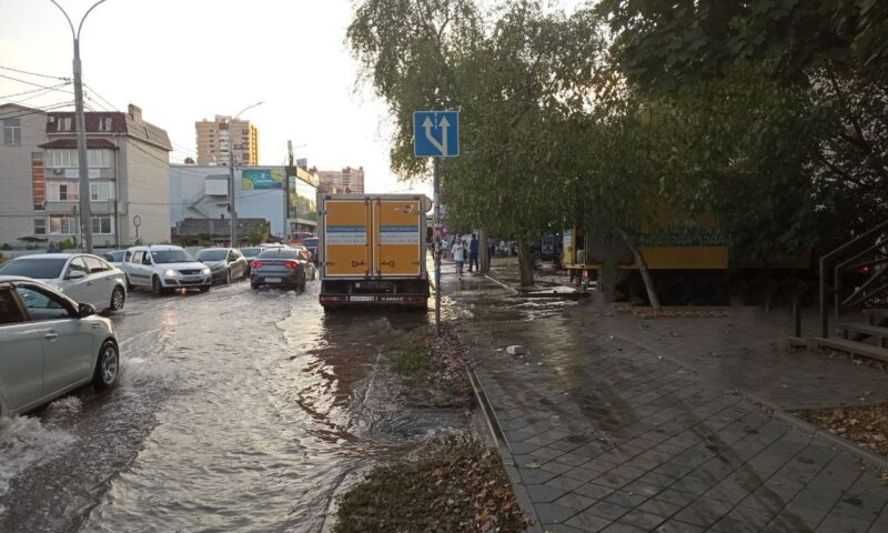 Жители многоэтажек на севере Краснодара остались без воды из-за порыва трубы