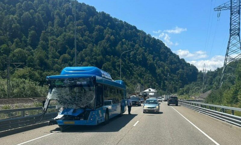 Автобус с пассажирами влетел в трактор на трассе в Сочи, пострадали 6 человек