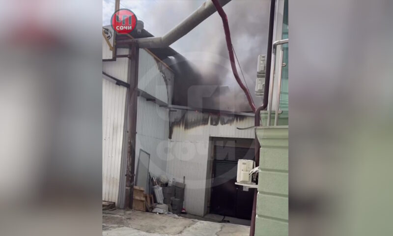 Из-за аномальной жары загорелась электроподстанция центре Сочи