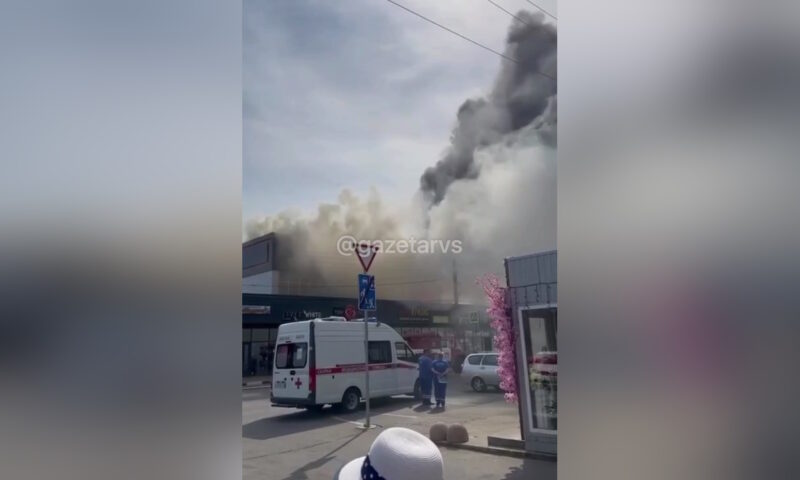 Торговый центр горит в Динском районе