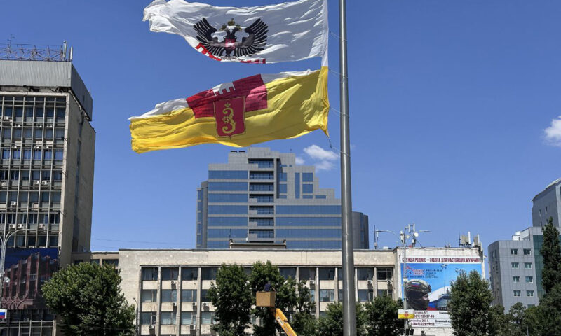 Порванный ветром флаг на Главной городской площади Краснодара заменят