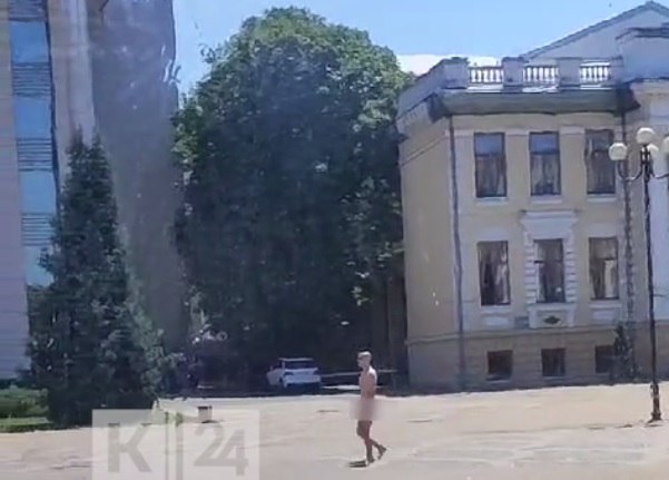 Неадекватный 37-летний житель Краснодара голым прогуливался по улице Красной