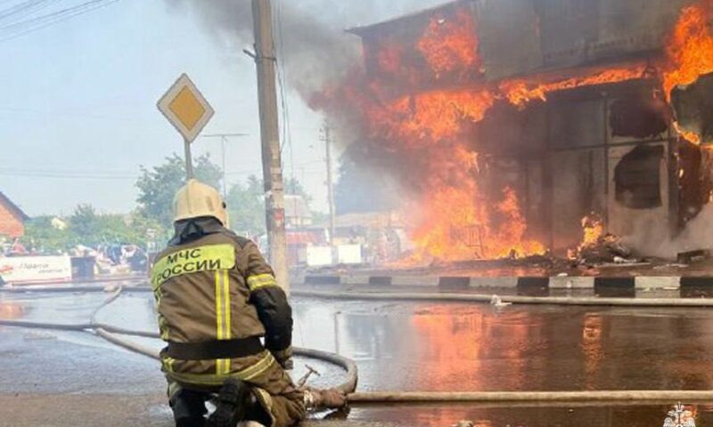 Пожар в торговом центре в Динском районе локализовали на площади 1,6 тыс. кв. м