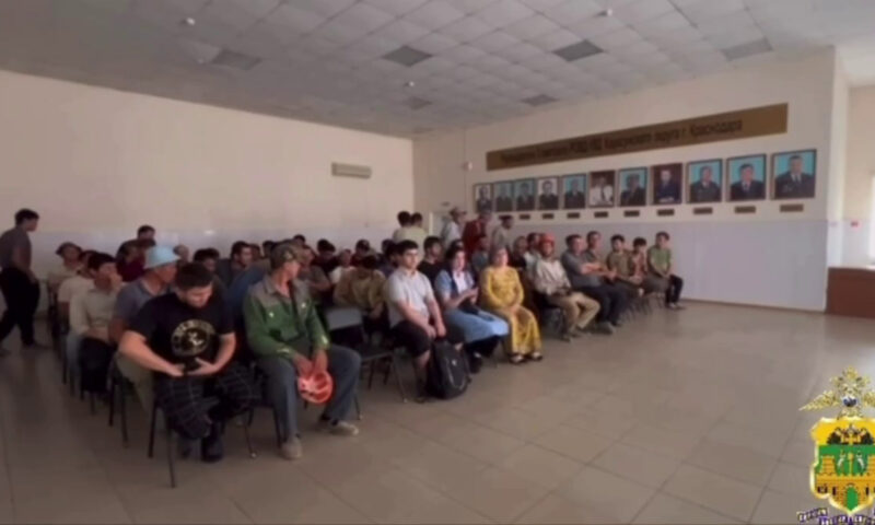 В Краснодаре с оптового рынка и стройки в отдел полиции доставили 55 мигрантов