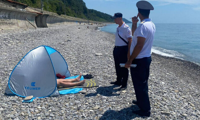 С пляжей Сочи в полицию доставили четверых обнаженных туристов