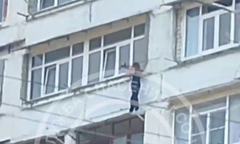 В Сочи спасли державшуюся за бельевые веревки девушку с козырька окна на 6 этаже