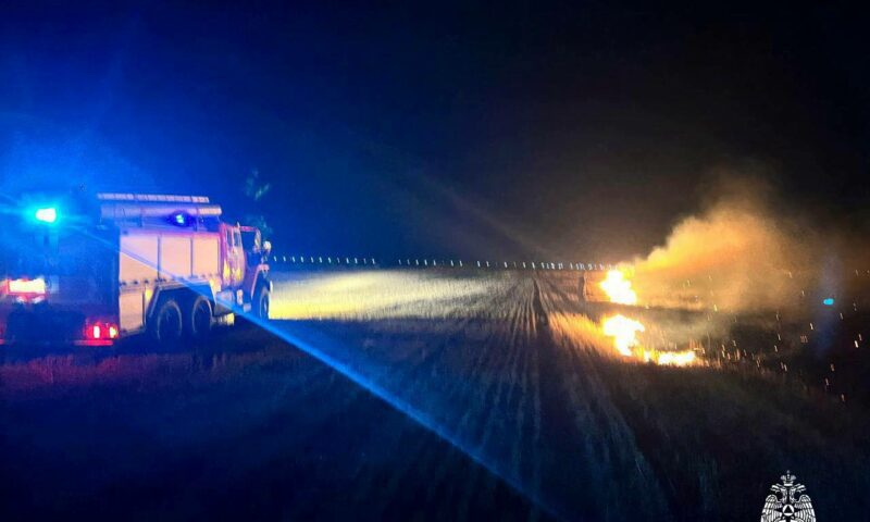 В окрестностях Краснодара ночью пожарные тушили горящий сухостой у аула Козет