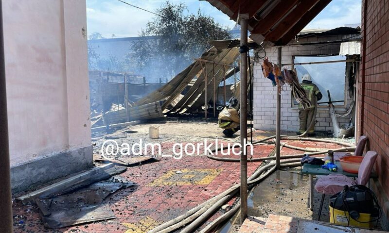 Один человек пострадал при возгорании жилого дома и хозпостроек в Горячем Ключе