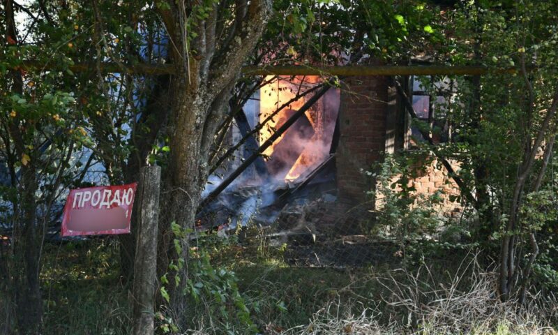 Пламя перекинулось на частный дом с горящей травы в Горячем Ключе
