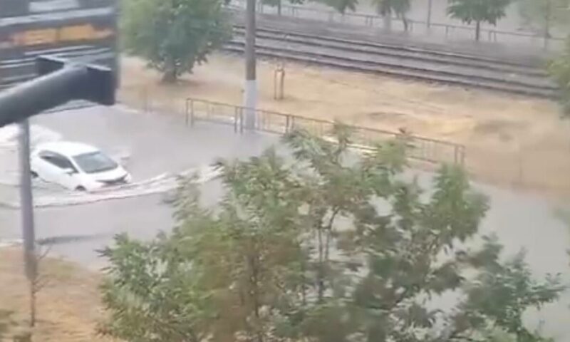 Троллейбусы разворачиваются: в Краснодаре после дождя затопило дорогу в ЮМР