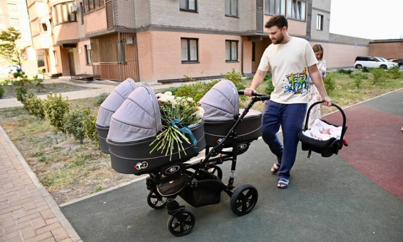 Мэр Новороссийска подарил коляску для тройни молодой семье