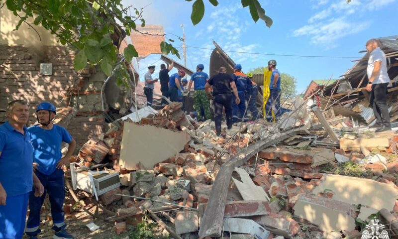 Пострадавшая при обрушении здания в Апшеронске находится в реанимации