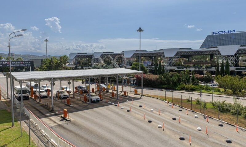 С 1 августа в аэропорту Сочи подорожает парковка на привокзальной площади