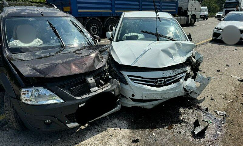 Чудом не пострадали: водитель КамАЗа спровоцировал массовое ДТП на Кубани
