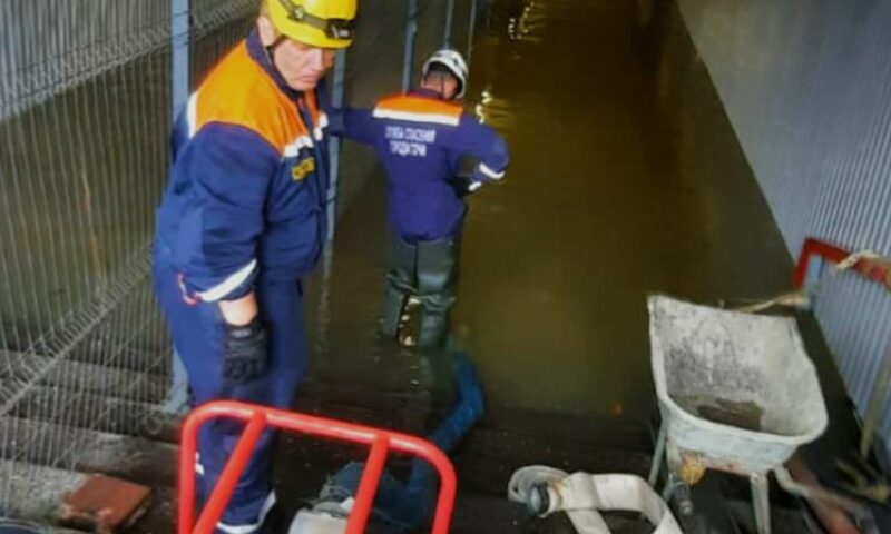 Подземный переход возле ж/д станции Лоо затопило после ливня в Сочи