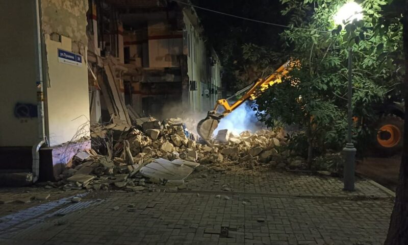 Бывшее здание ресторана обрушилось на машину в центре Анапы
