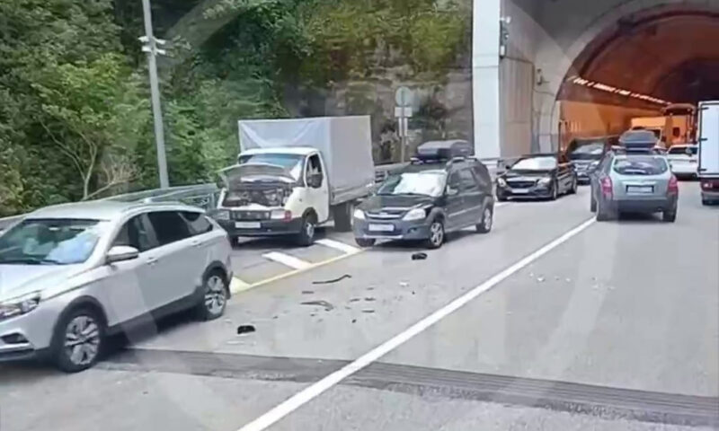 Авария с двумя грузовиками парализовала движение на вантовом мосту в Адлере