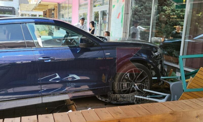 Девушка на Audi протаранила кафе в центре Краснодара, перепутав педали
