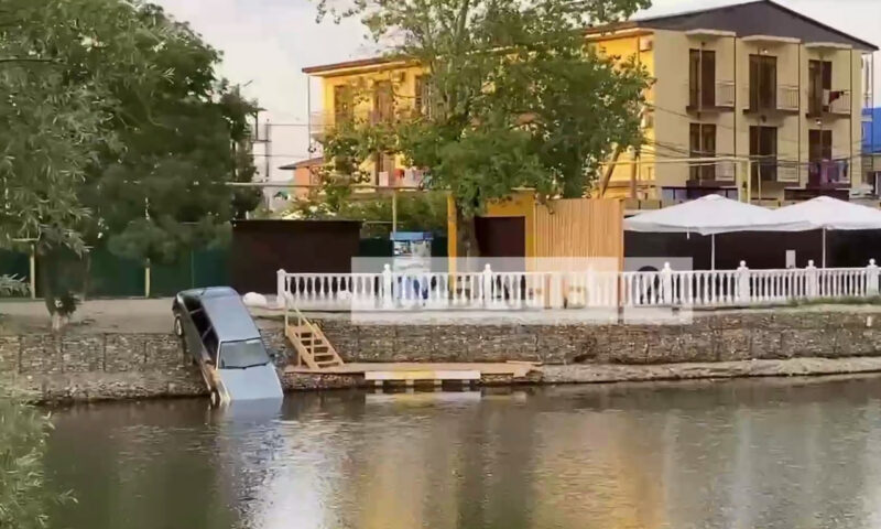 Отечественная легковушка «спрыгнула» в воду с набережной реки в Джубге