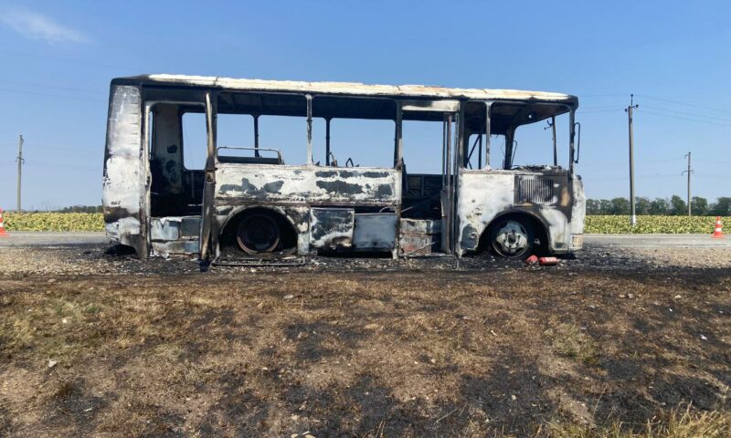 Рейсовый автобус с пассажирами сгорел на трассе в Краснодарском крае