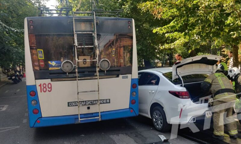 Иномарка протаранила троллейбус с пассажирами в Краснодаре, есть пострадавший