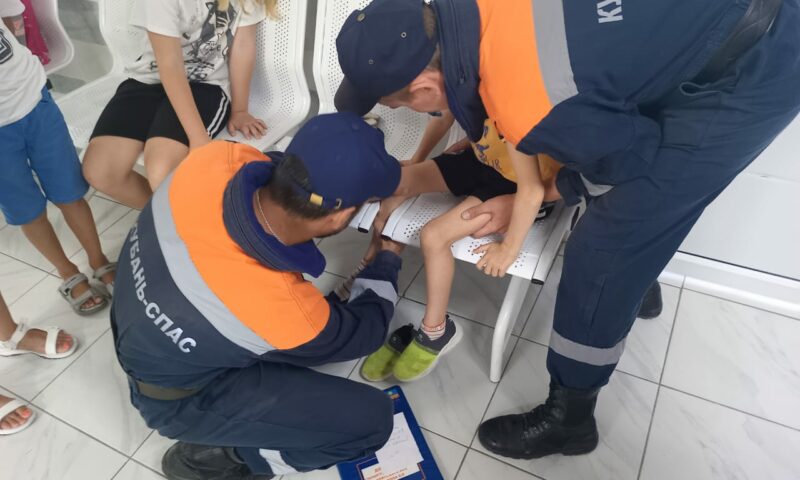 Спасатели достали ногу мальчика, застрявшую между сидениями в поликлинике Анапы