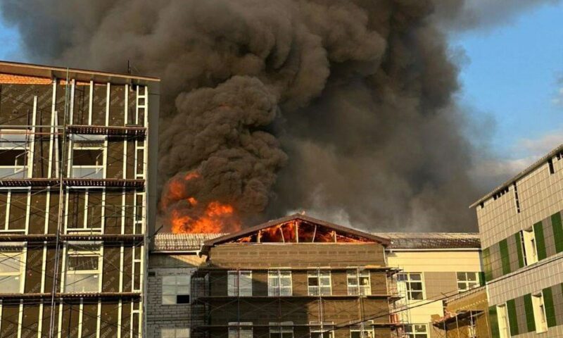 Крыша строящейся школы горит на площади 1,9 тыс. кв. метров в Краснодарском крае
