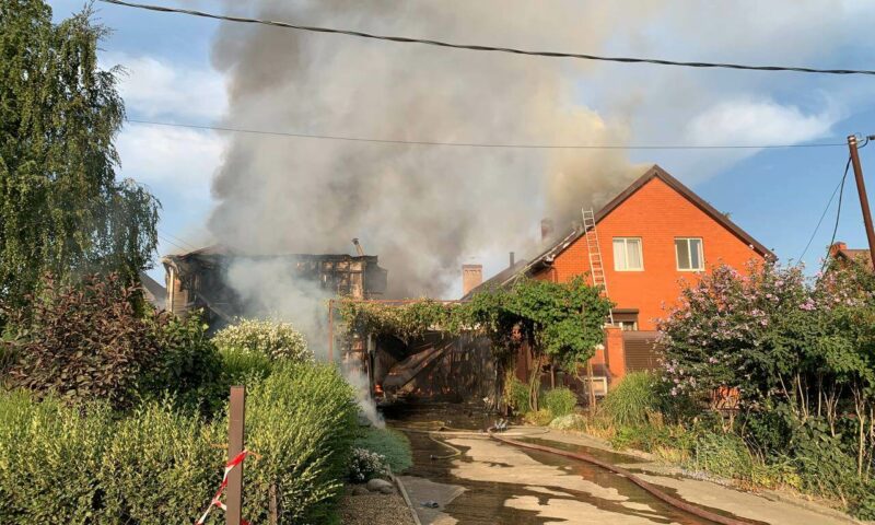 Два частных дома загорелись в поселке Российском под Краснодаром