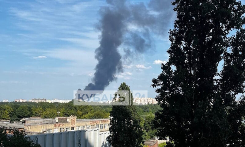 Пожар площадью 1200 кв. метров на складах с пластиком потушили в Краснодаре